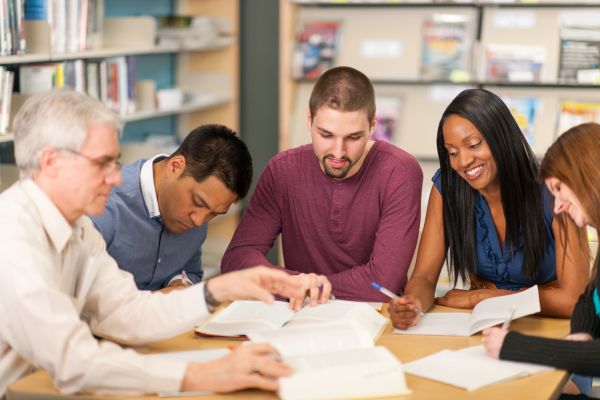 LGBTQ+-Teenager und psychische Gesundheit: Was helfen kann